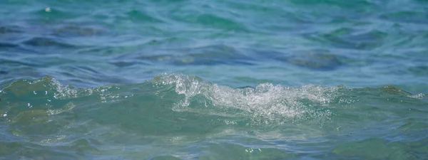 El agua de mar - la textura, azul aqua, las olas. —  Fotos de Stock