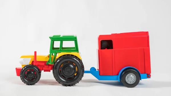 Plastic Speelgoed Veelkleurige Auto Geïsoleerd Witte Achtergrond Tractor Met Bestelwagen — Stockfoto