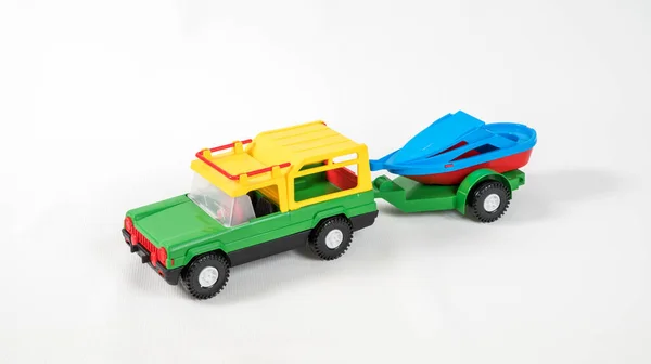 Plastic Speelgoed Veelkleurige Auto Geïsoleerd Witte Achtergrond Suv Met Aanhangwagen — Stockfoto