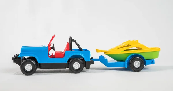 Plastikowe Zabawki Wielobarwne Samochody Odizolowane Białym Tle Samochód Motorówką Przyczepie — Zdjęcie stockowe