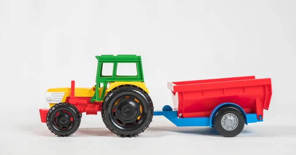 Plastic Speelgoed Veelkleurige Auto Geïsoleerd Witte Achtergrond Tractor Met Aanhangwagen — Stockfoto