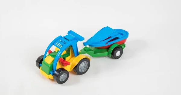 Plástico Brinquedo Multicolorido Carros Isolados Fundo Branco Carro Com Barco — Fotografia de Stock