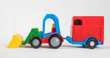 Plastik oyuncak, çok renkli arabalar beyaz arka planda izole edilmiş..