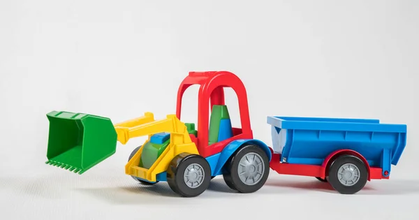 Plastik Spielzeug bunte Autos isoliert auf weißem Hintergrund. Grader mit Anhänger. — Stockfoto