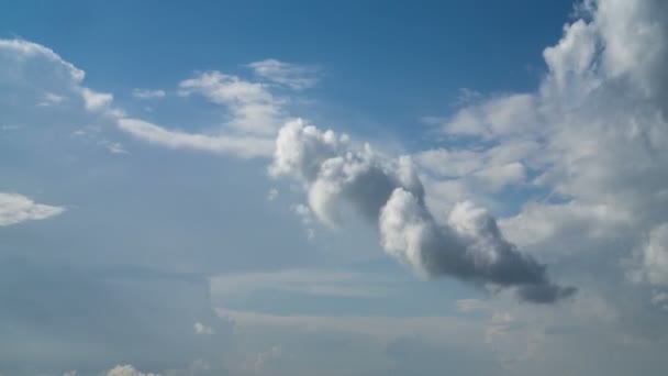 Formación Movimiento Nubes Cielo Azul Verano — Vídeo de stock