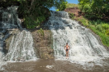 Şelalede yıkanan bir çocuğun neşesi.