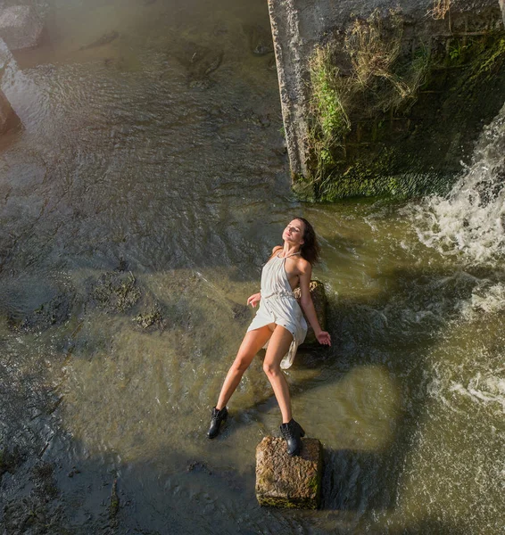 Dziewczyna Wodzie Pod Mostem — Zdjęcie stockowe