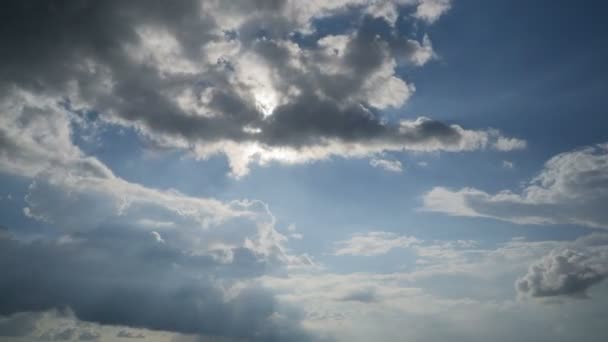 Temné Kumulující Mraky Vynořují Pohybují Modré Obloze Pod Sluncem Sluneční — Stock video