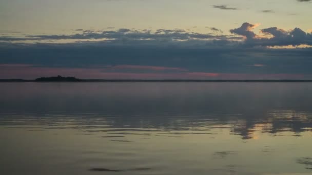 Rosa nascer do sol e nevoeiro sobre o lago. — Vídeo de Stock