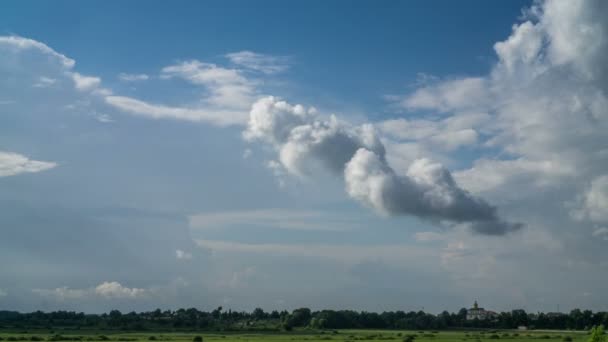 Formação de nuvens sobre a igreja no horizonte. — Vídeo de Stock