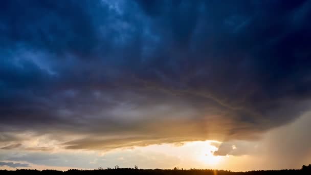 Nuvens de chuva no pôr do sol fantástico colorido brilhante — Vídeo de Stock