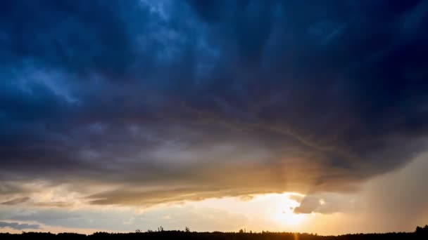 Nuages de pluie sur le coucher de soleil fantastique coloré lumineux — Video