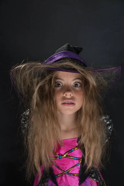 Cadı gibi giyinmiş bir kız ve Cadılar Bayramı için geniş kenarlı bir şapka.. — Stok fotoğraf