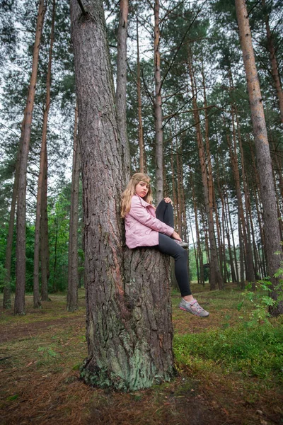 Menina Triste Floresta Entre Árvores — Fotografia de Stock