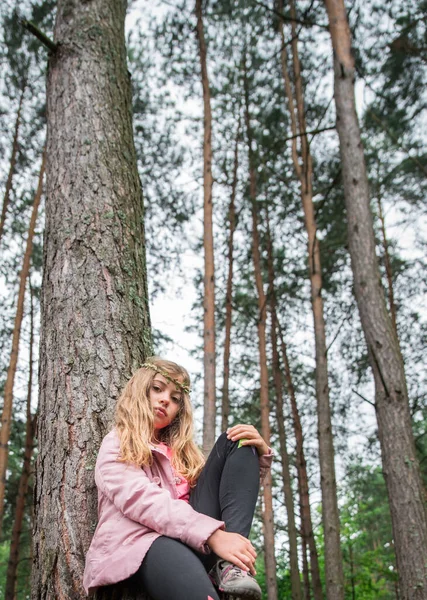 Ragazza Triste Nel Bosco Tra Gli Alberi — Foto Stock