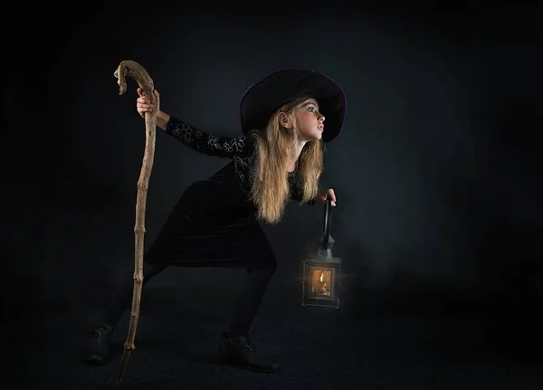 Cadı Kostümlü Geniş Kenarlı Şapkalı Cadılar Bayramı Için Asası Olan — Stok fotoğraf