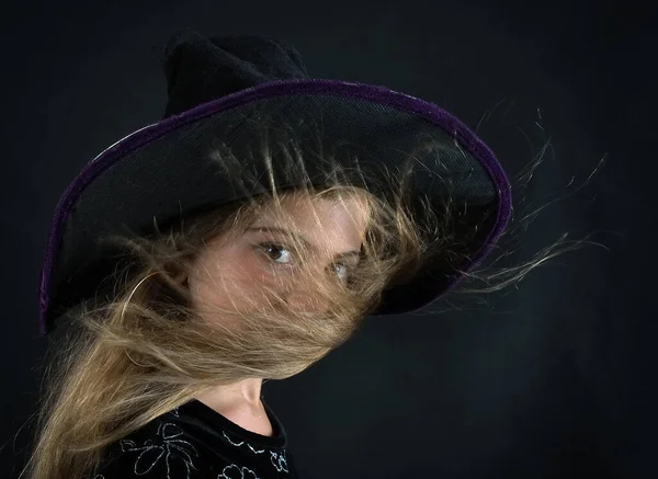 Egy Boszorkánynak Öltözött Lány Egy Széles Karimájú Kalap Halloweenkor — Stock Fotó