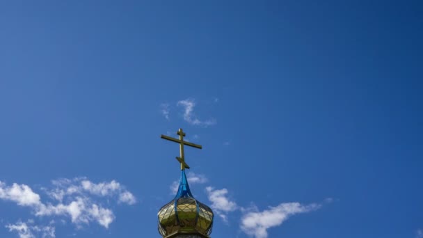 Cúpula Com Uma Cruz Ortodoxa Contra Fundo Céu Azul Nuvens — Vídeo de Stock
