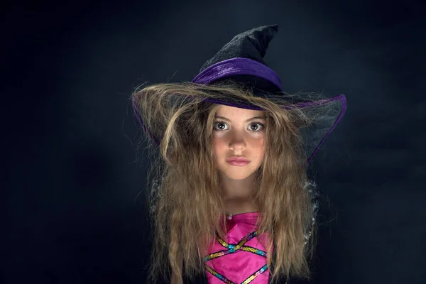 Una Chica Vestida Bruja Sombrero Ala Ancha Para Halloween —  Fotos de Stock