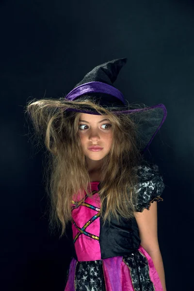 Egy Boszorkánynak Öltözött Lány Egy Széles Karimájú Kalap Halloweenkor — Stock Fotó