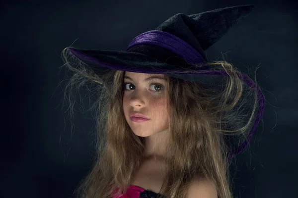 Una Chica Vestida Bruja Sombrero Ala Ancha Para Halloween —  Fotos de Stock
