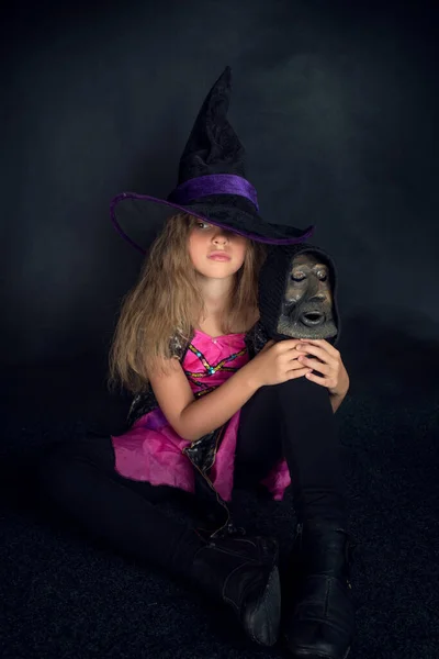 Una Chica Vestida Bruja Sombrero Halloween Ala Ancha Con Cabeza —  Fotos de Stock