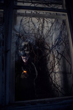 Eski Pencerenin Arkasındaki Mumlu Esrarengiz figür