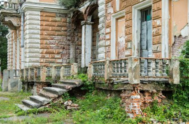 Terk Edilmiş Tarihi Konak Parçalanan Yüzü ve Fazla Büyümüş Verandası