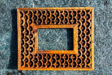 Gri taş zemin üzerinde doğal ahşap çerçeve posterler, afişler, duvar kağıtları için