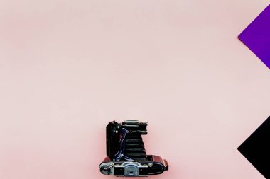 Pembe pastel arka planda klasik fotoğraf makinesi, tasarımcılar, sunumlar, moda tarzı için iyi.