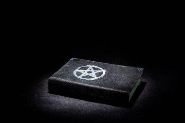 Kara büyü kitabı. Güzel bir okült ayin. Ruhsal ruh hali.