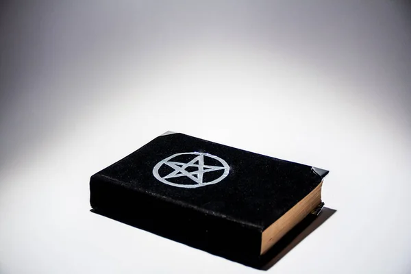 Grimorio Oculto Libro Magia Negra Sobre Fondo Blanco Adivinación Ritual —  Fotos de Stock