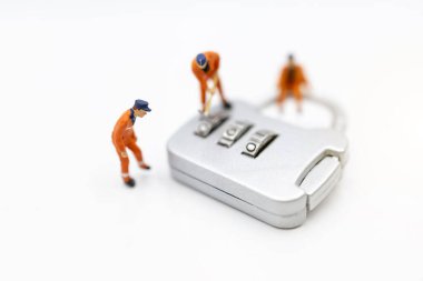 Minyatür insanlar: İşçi asma kilit güvenliğini hackliyor. Veri güvenliği ihlali, risk ve hacker saldırısı kavramı. 