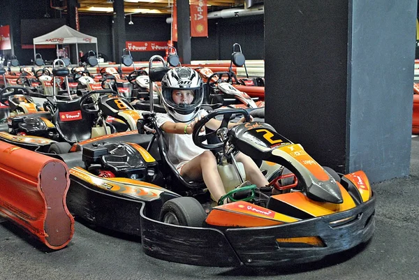 Indoor circuit cars with cars and drivers driving in a career in Spain — Stock Photo, Image