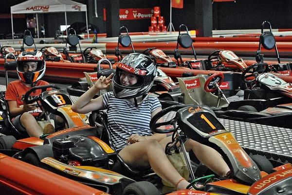 Coches de circuito interior con coches y conductores en una carrera en España — Foto de Stock