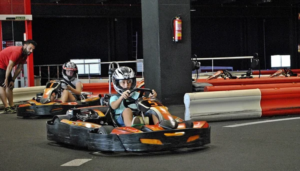 Coches de circuito interior con coches y conductores en una carrera en España — Foto de Stock