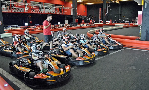 Carros de circuito fechado com carros e motoristas dirigindo em uma carreira na Espanha — Fotografia de Stock