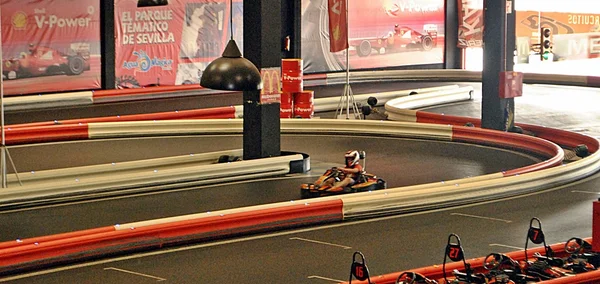 Indoor circuit cars with cars and drivers driving in a career in Spain — Stock Photo, Image