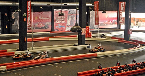 Indoor circuit cars with cars and drivers driving in a career in Spain — Stock Photo, Image