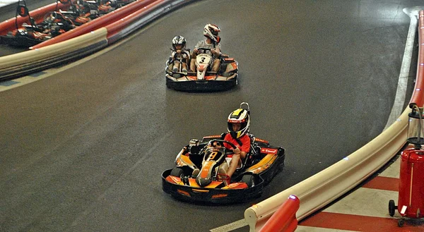 Coches de circuito interior con coches y conductores en una carrera en España — Foto de Stock