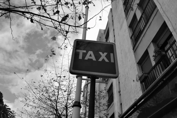 Taxi di segnalazione nella città accanto all'edificio — Foto Stock