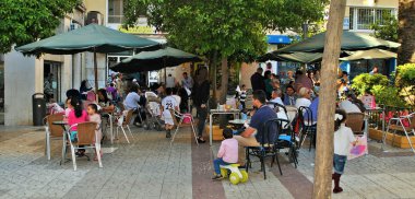 Peolple bir bar terasta