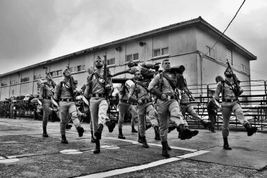 Çarmıha gerilmiş İsa onun omuzlarında taşıyan İspanyol Lejyon