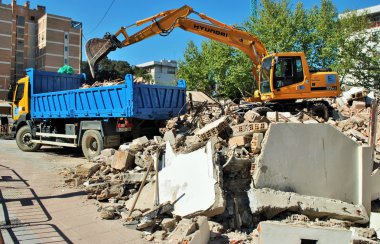 Bir beko ve bir kamyon, şehirde büyük bir eser işlerini gerçekleştirmek.