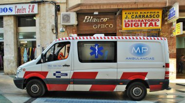 Benim şehirde sokakta park edilmiş bir ambulans.