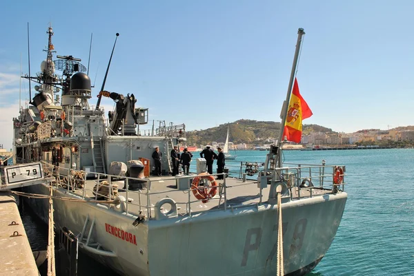 Örlogsfartyg som transporterar sjömän dockad i port städer i Spanien — Stockfoto