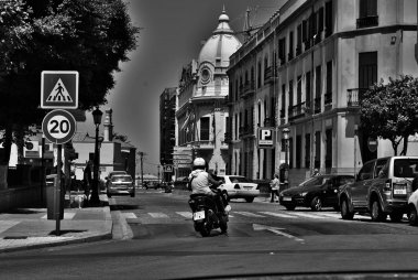 Büyük bir şehirde caddede sürüş bir motosiklet.
