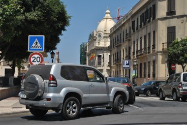 Büyük bir şehirde sokakta bir araba.