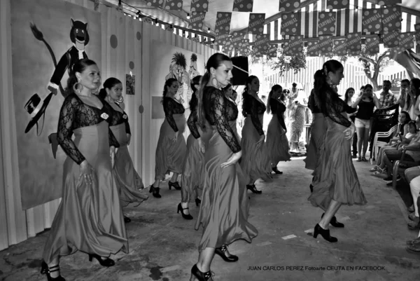 Mujeres bailando flamenco en la feria — Foto de Stock