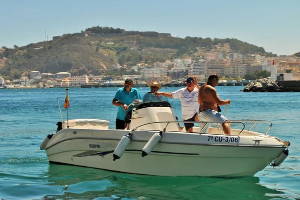 Marineros que llegan con su barco al puerto de una ciudad española — Foto de Stock